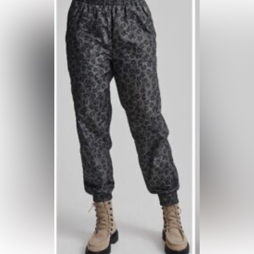 Varley Beckett Camo Joggers - Picture 2 of 15